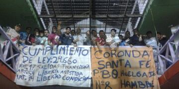 En Coronda, los detenidos en huelga de hambre confeccionaron pancartas para visibilizar sus reclamos\u002E (Twitter)