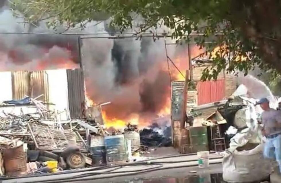 Logran controlar el incendio en un depósito de barrio Hipólito Irigoyen
