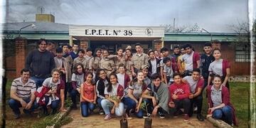 Alumnos de la PET 38 de Alem que plantaron árboles en la ciclovía\u002E (Alem News)
