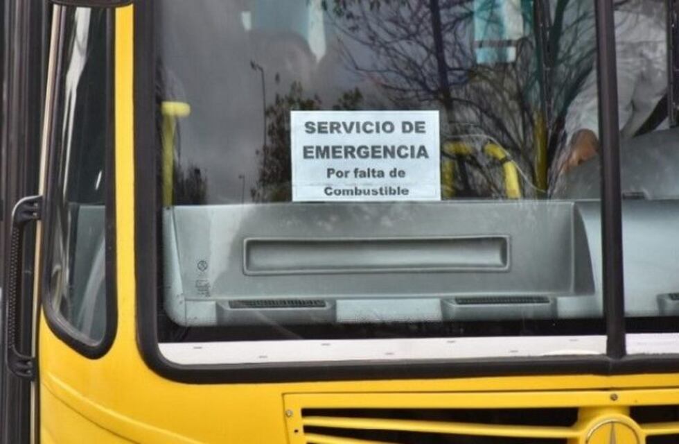 El transporte urbano tiene demoras de hasta 50 minutos y circula con carteles que dicen, "Servicio de emergencia por falta de combustible"