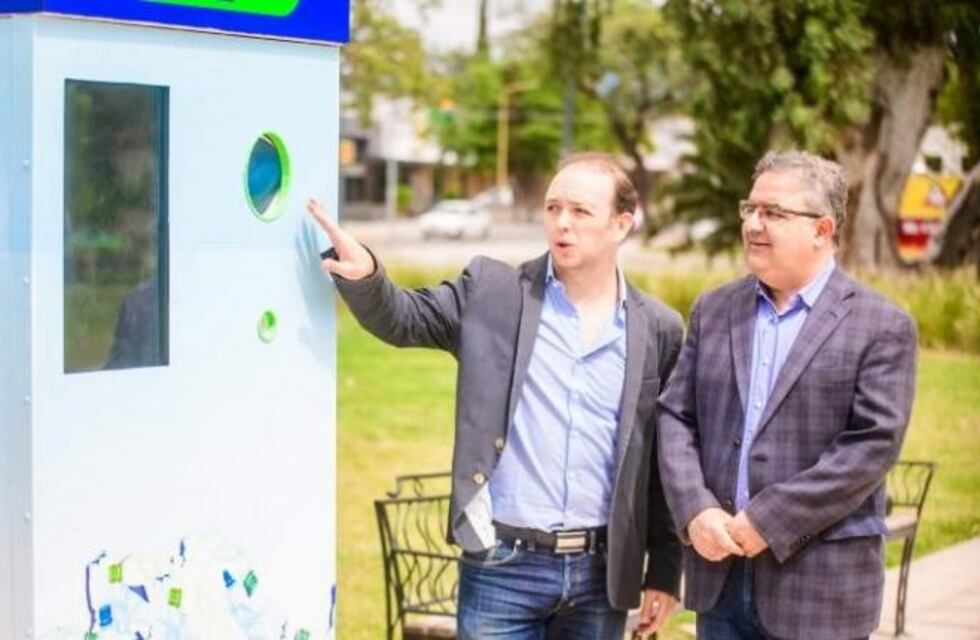 Se instaló en la plaza La Alameda una máquina entrega descuentos en comercios a cambio de residuos reciclables