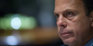 BRA01\u002ESÃO PAULO (BRASIL), 28/03/2020\u002E- El gobernador del estado de São Paulo, João Doria, habla en etrevista con Efe, el viernes 27 de marzo de 2020, en São Paulo (Brasil)\u002E Joao Doria, gobernador del estado más industrializado y poblado de Brasil, encarna el malestar de las autoridades locales y regionales del país con el presidente Jair Bolsonaro, a quien acusan de menospreciar el COVID-19 e incitar a la población a retomar su vida normal para no frenar la economía\u002E En una entrevista con EFE desde el palacio de los Bandeirantes, sede del Gobierno regional, Doria estima que su antiguo aliado Bolsonaro \