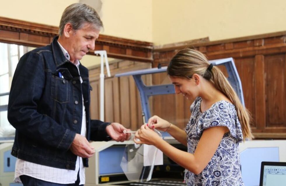 En Santa Fe fabrican protectores faciales más rápido que con impresoras 3D