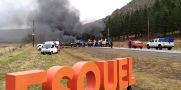 Trabajadores de la MUS cortan la ruta en el acceso a Esquel en reclamo del pago de sueldos\u002E