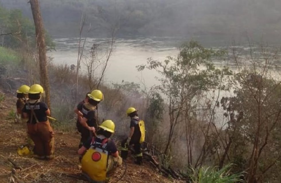 Bomberos de Puerto Iguazú sofocaron tres incendios de pastizales