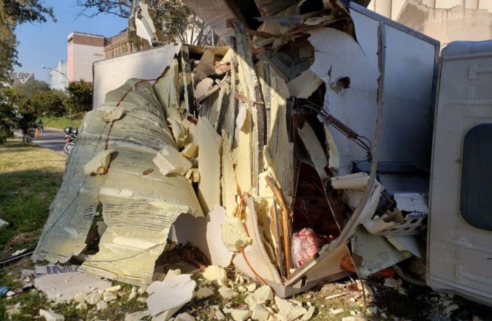 En fotos: camión chocó contra un puente en Costanera y volcó