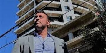 Guillermo Vázquez, el empresario de la construcción al que hallaron muerto este martes 14 de julio 2020 en el edificio Aymará de Posadas\u002E La estructura se observa a sus espaldas, en la imagen\u002E