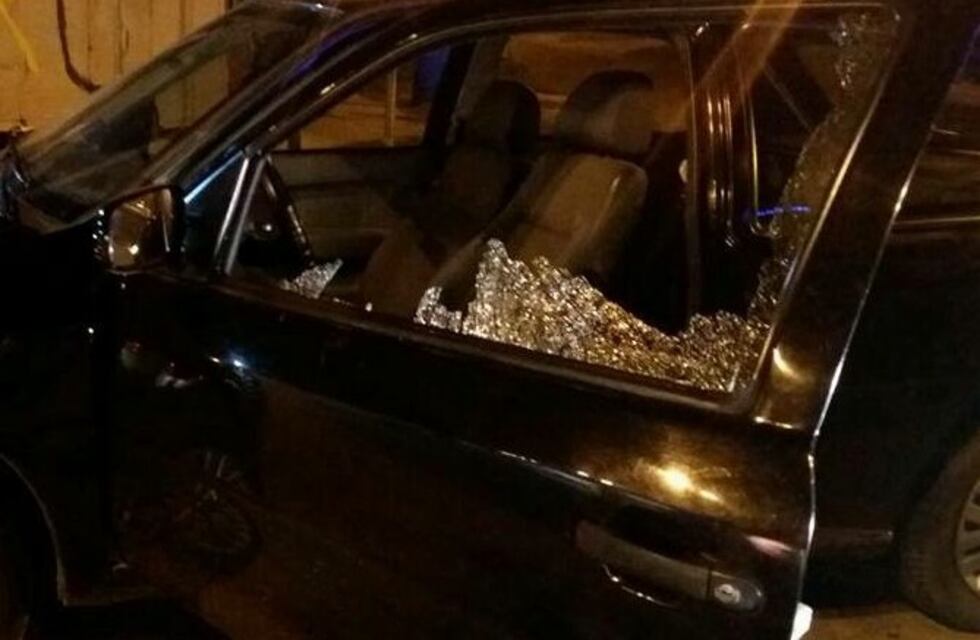 Intentaron asaltar a una mujer en su auto, le dispararon y la bala apenas la rozó