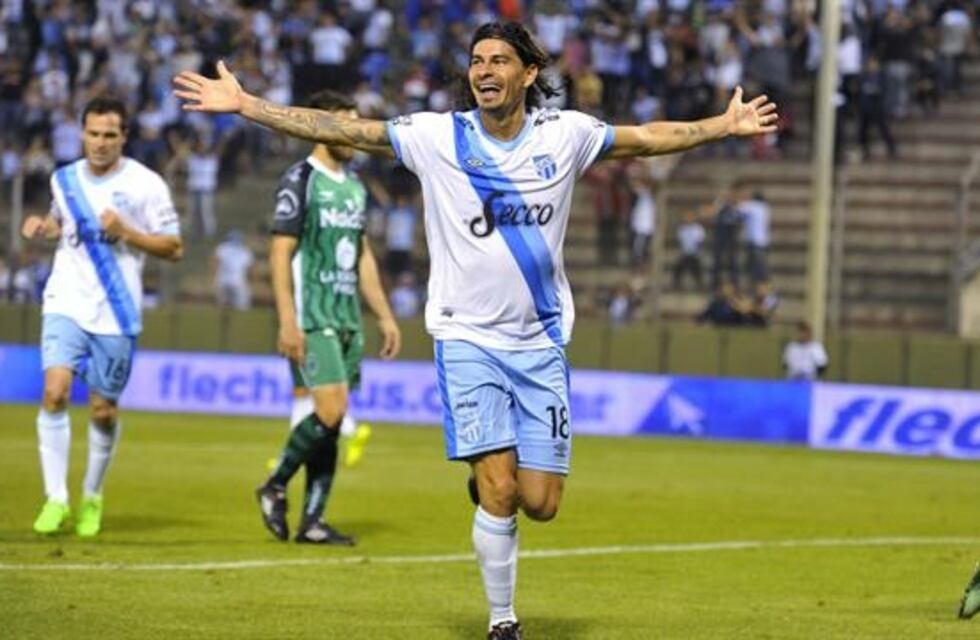Atlético Tucumán goleó 4-0 a Sarmiento y pasó a los cuartos de la Copa Argentina