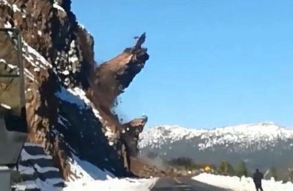 Impactante derrumbe sobre la ruta 40 en Villa La Angostura