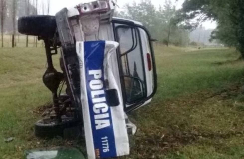 Así quedó un patrullero que volcó en la Ruta 3 durante la tormenta