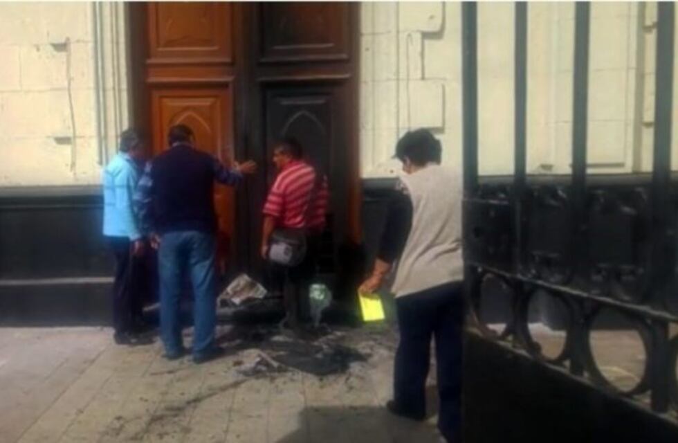 Quemaron la puerta de una iglesia de Perú a horas de la llegada del Papa
