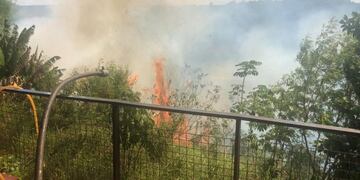 Iguazú: un incendio de malezas casi afecta a un complejo de cabañas