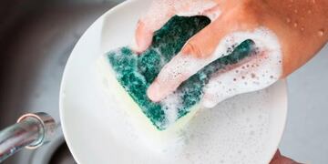 Lavando platos (Foto: Webconsultas)\u002E