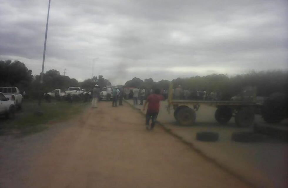 Productores agropecuarios damnificados por el temporal cortan la ruta