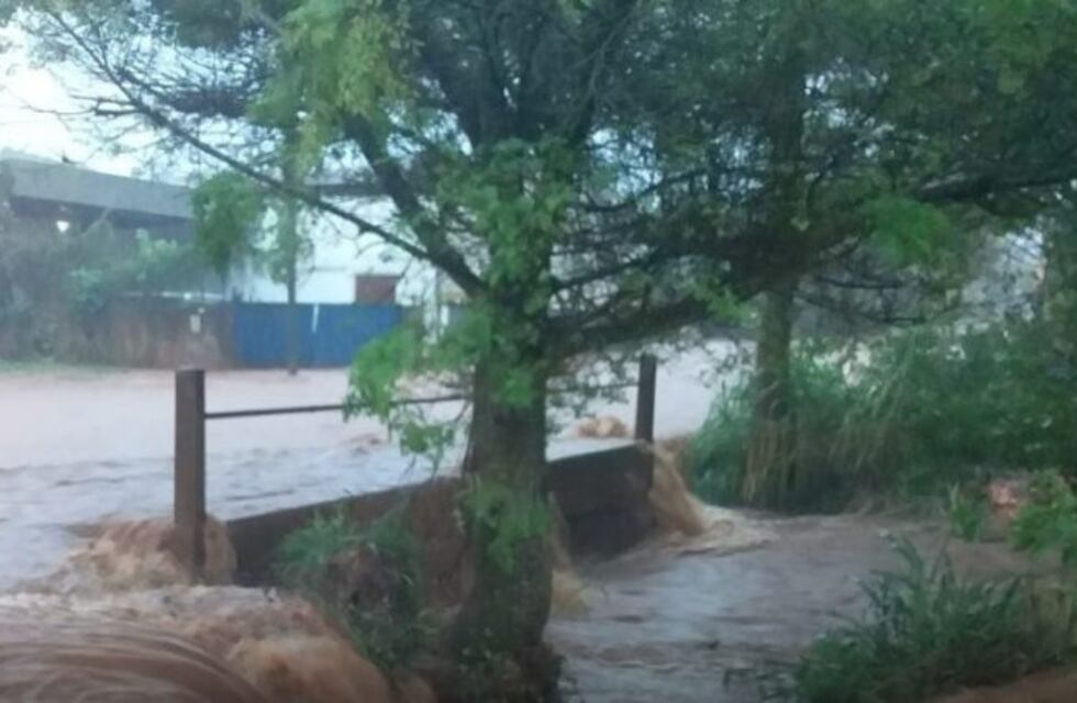 Inundación y evacuados en Eldorado por lluvias intensas