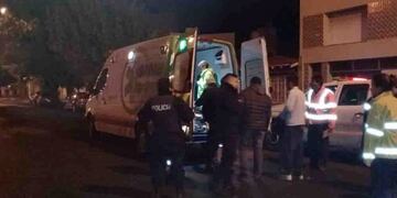 Un motociclista se fracturó la pierna tras chocar contra un auto estacionado