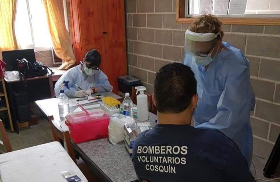 Con fondos propios, bomberos de Cosquín se someten a testeos quincenales por Covid-19
