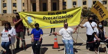 Licenciados en enfermería se encadenaron frente a casa de Gobierno\u002E