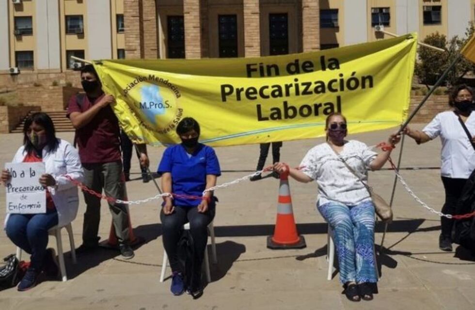 Licenciados en Enfermería se encadenaron en Casa de Gobierno