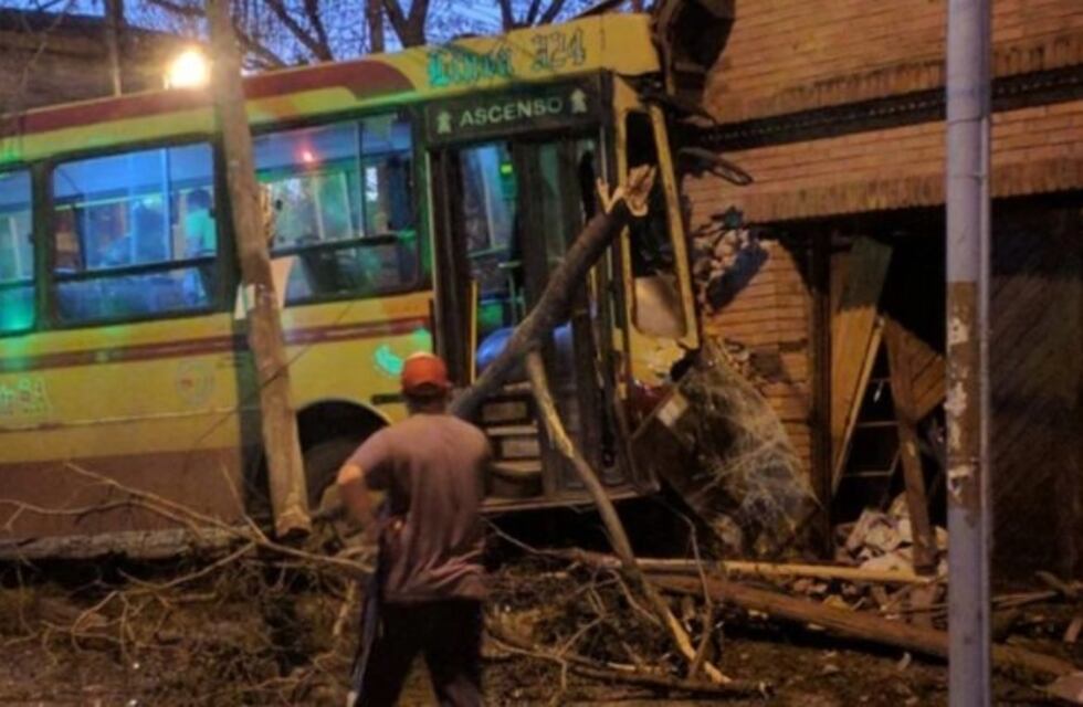 Bernal: un colectivo chocó contra un auto y se incrustó en una casa