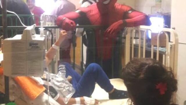 Darth Vader y El Hombre Araña cordobés visitaron a los chicos del área de Oncología del Hospital de Niños y así los alegraron\u002E (Facebook)