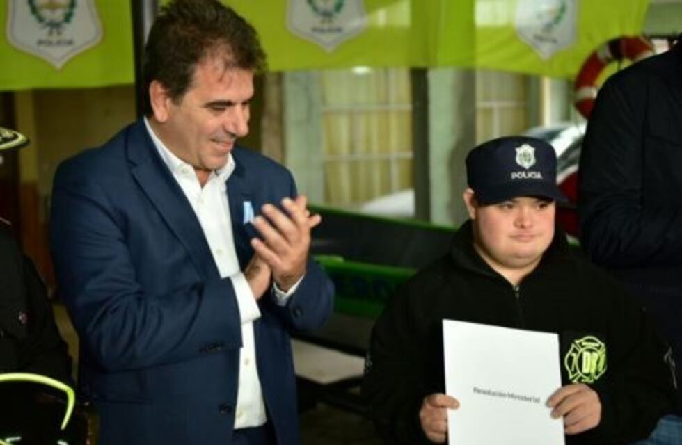 Comenzó a prestar servicio en Junín el primer bombero con síndrome de Down de la Provincia