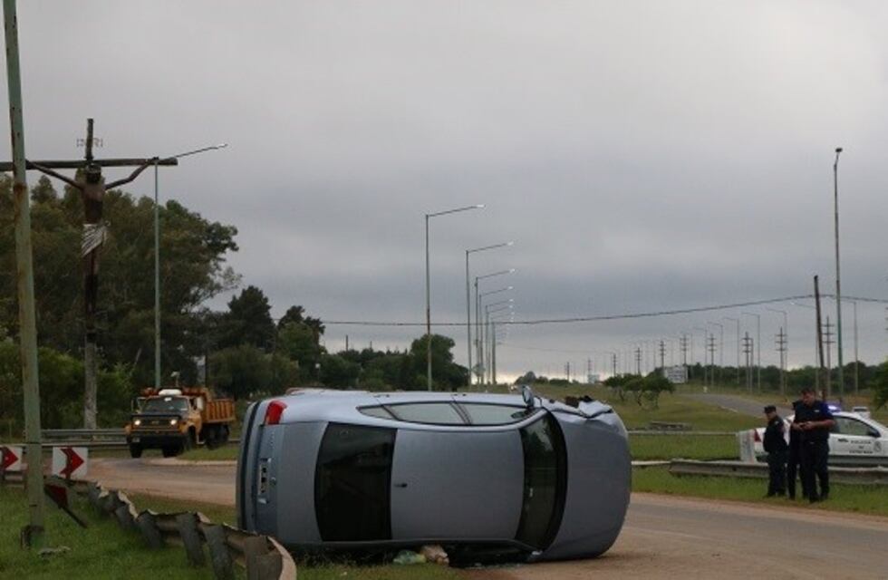 Nuevo vuelco en la Rotonda del Cristo con un accidentado