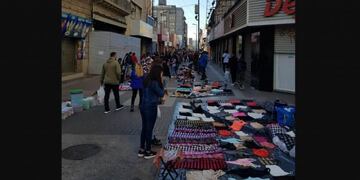 Vendedores ambulanes invadieron las calles del Centro de Córdoba\u002E