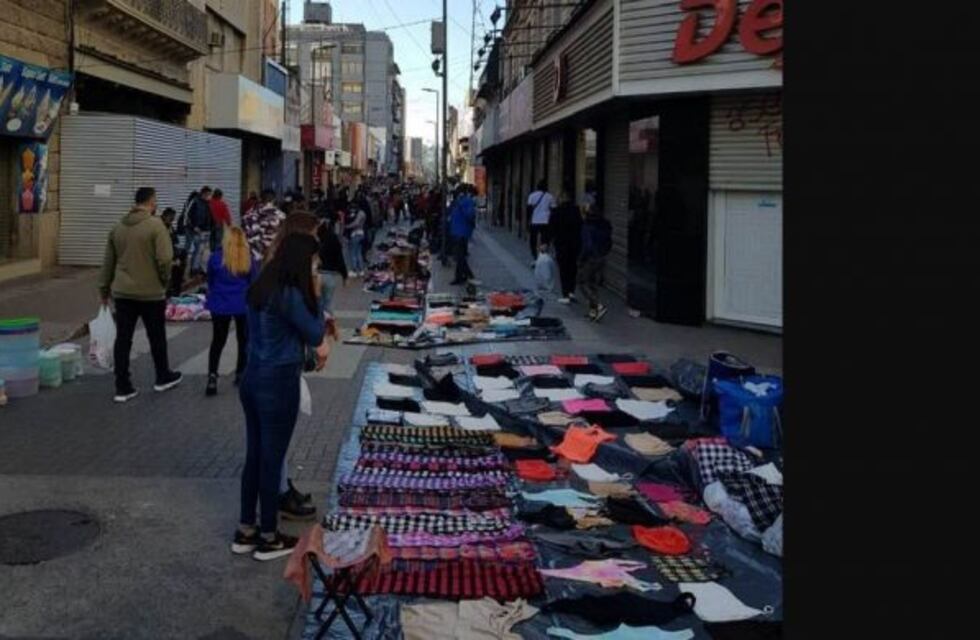 Quejas de comerciantes del Centro por la reaparición de vendedores ambulantes en plena cuarentena