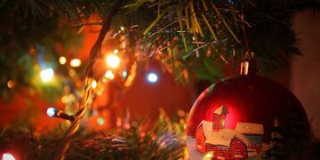 Un adolescente murió electrocutado con las luces de su árbol de Navidad