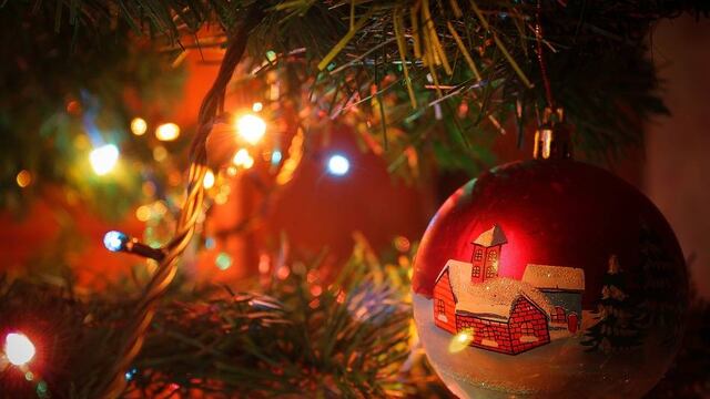 Un adolescente murió electrocutado con las luces de su árbol de Navidad
