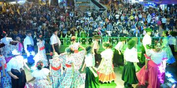 Por la noche las actividades continúan con mas artistas locales en el Playón Municipal