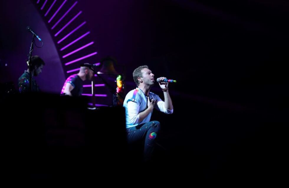 El cantante de Coldplay invitó a tocar en el escenario a un fan en silla de ruedas