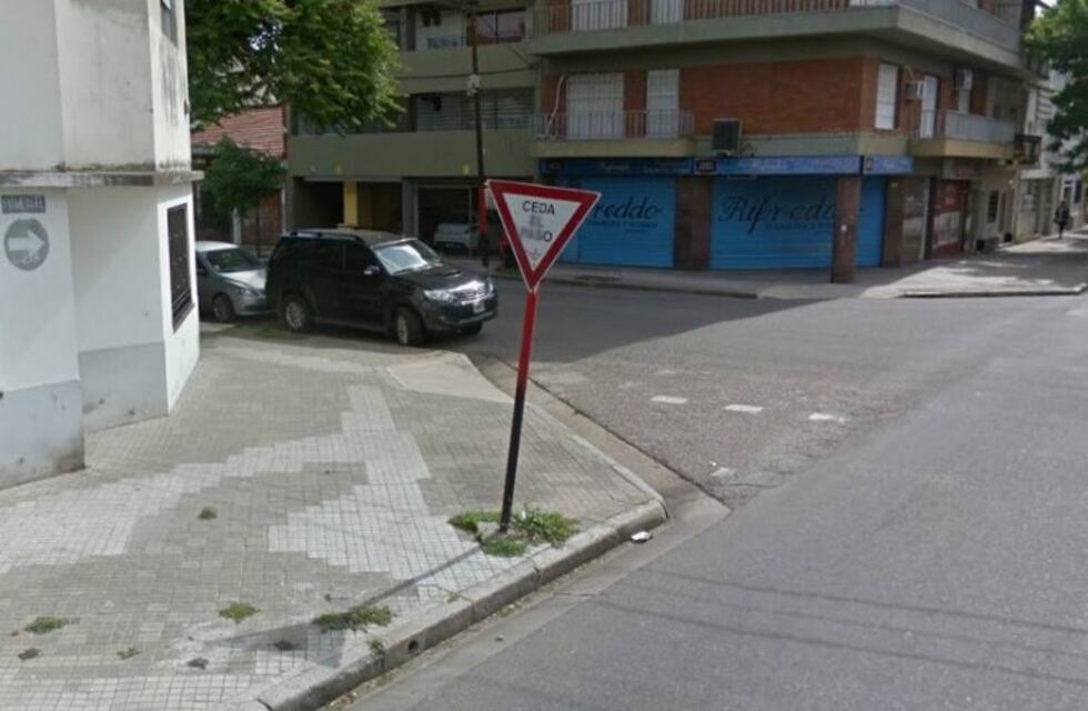 Conductor rosarino no respetó una señal de tránsito en una esquina y ahora deberá pagar 100 mil pesos