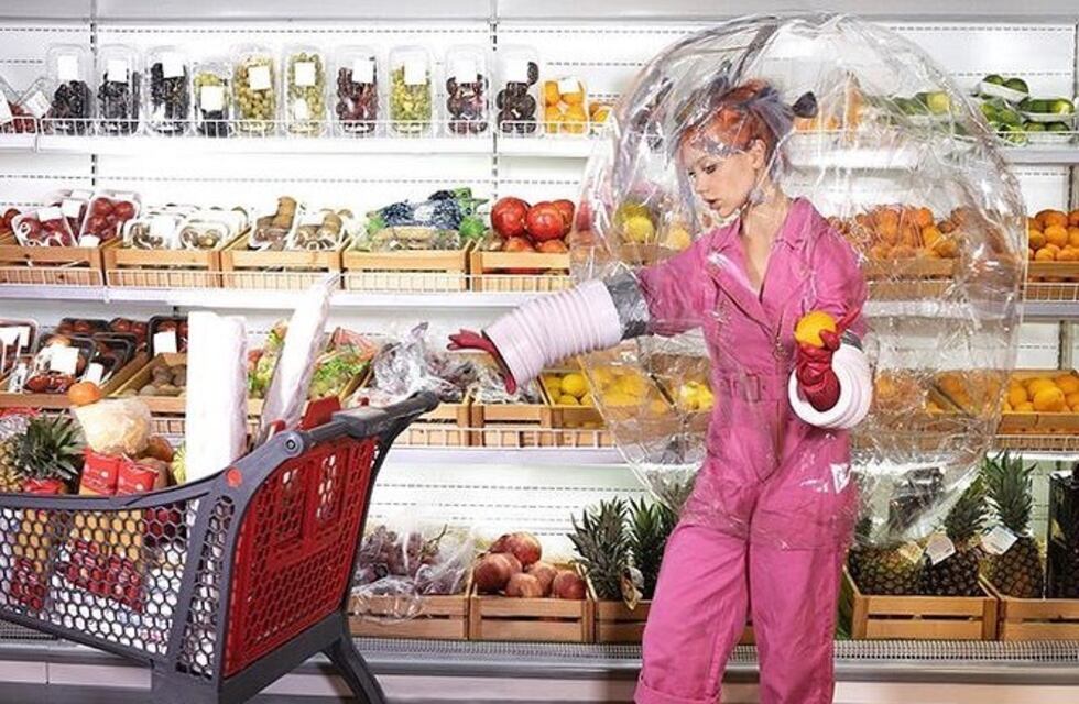 Primer museo dedicado al coronavirus: tiene obras hechas de papel higiénico y barbijos