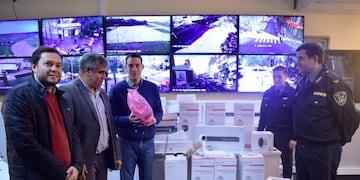 Marcelo Perez entregando cámaras de videovigilancia en Garupá