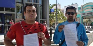 Dos jóvenes juntan firmas para pedirle trabajo a Alberto Rodríguez Saá\u002E