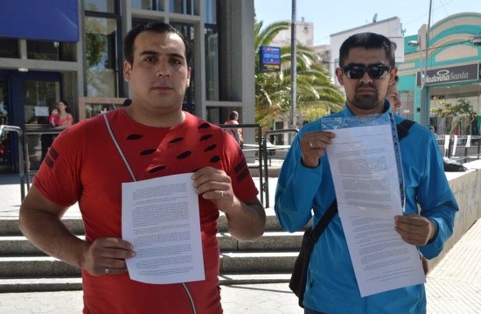 Ex becarios recolectan firmas para pedirle trabajo al Gobernador de San Luis