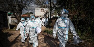 AME2570\u002E BUENOS AIRES (ARGENTINA), 27/05/2020\u002E- Personal de sanidad recorre este miércoles la Villa Azul, la cual se encuentra cerrada para el ingreso y egreso de personas luego de detectar numerosos casos de covid-19, en Buenos Aires (Argentina)\u002E La situación sanitaria de Argentina muestra dos escenarios cada día más diferenciados, en los que gran parte del país está en proceso de reapertura de la cuarentena, mientras crece el número de contagios del coronavirus SARS-CoV-2 en la capital y la provincia de Buenos Aires, informaron este miércoles las autoridades\u002E EFE/Juan Ignacio Roncoroni