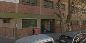 Un profesor de la Escuela de Educación Técnica N°3 de San justo, partido bonaerense de La Matanza, fue detenido por abusar de una menor a la que le había prometido buenas notas a cambio de sexo\u002E