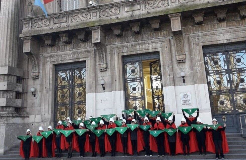 Una procesión inspirada en El Cuento de la Criada marchó a favor del aborto legal