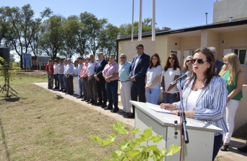 Entregaron créditos, viviendas e inauguraron una cancha de hockey en Parera