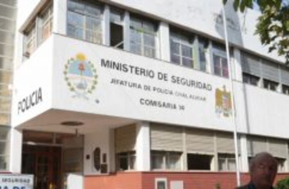 Un hombre golpeó con un fierro a su esposa y le lastimó la cara con una daga
