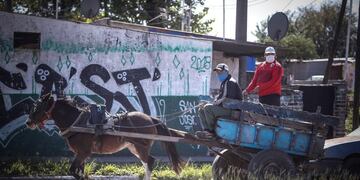 Personas con tapabocas circulan en un carro tirado por caballos en Buenos Aires (Foto: Juan Ignacio Roncoroni/EFE)