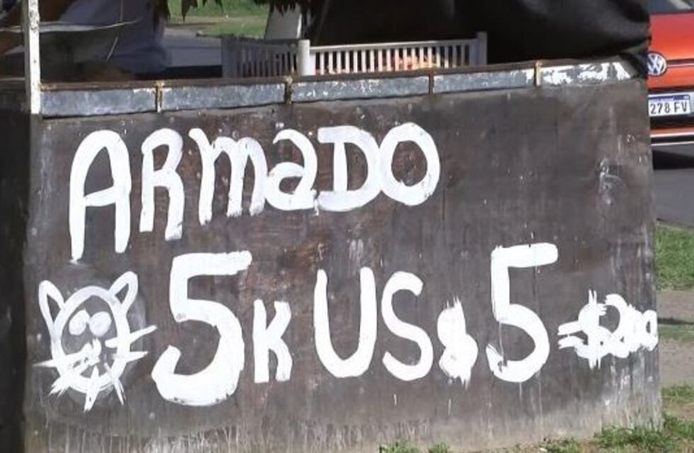Un puestero vende pescado a precio dólar en Paraná