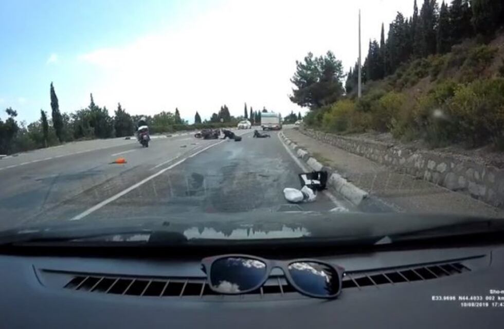 Impactante: moto intenta sobrepasar a un vehículo y es embestido de frente por un auto