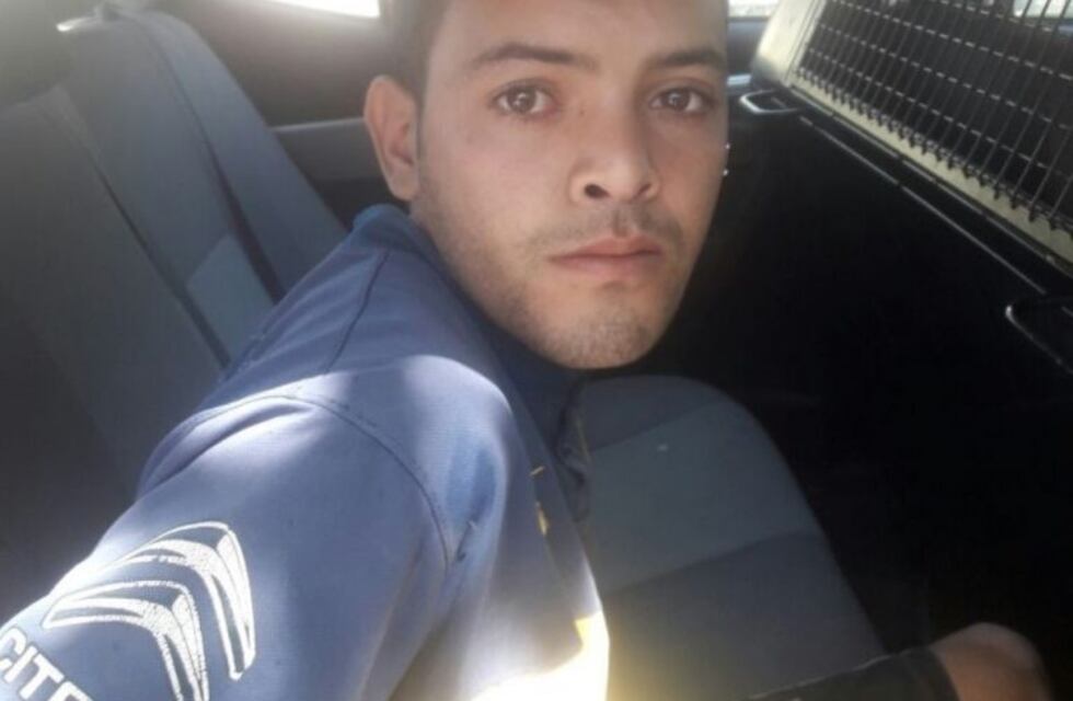 La atacó a la salida de la escuela para robarle el celular