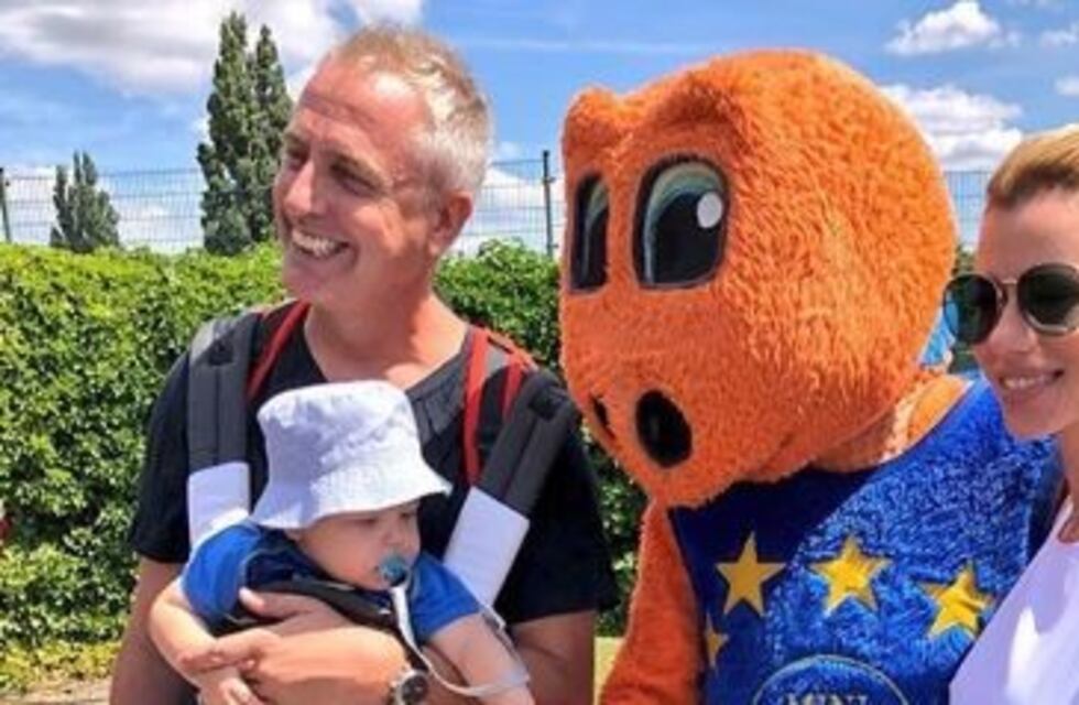 Nicole Neumann deslumbró con un jugado vestido en su paseo por Bélgica