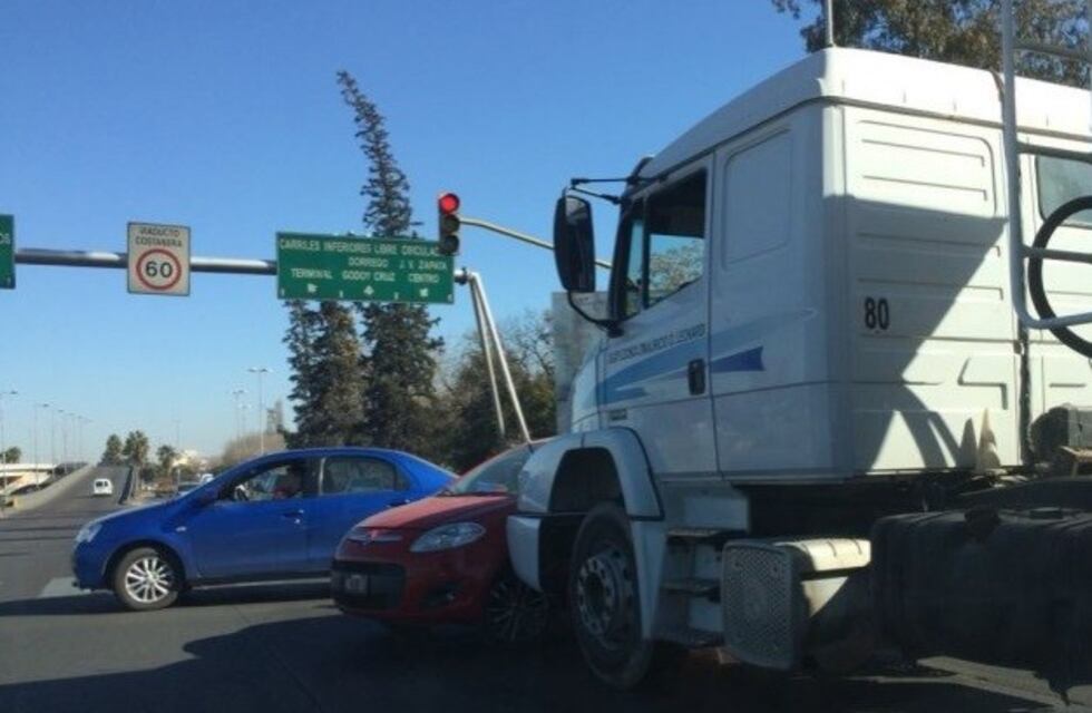 El choque entre un camión y un auto complicó el tránsito e la Costanera